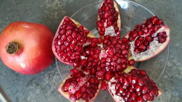 How to cut a pomegranate?